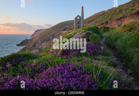 Coucher du soleil sur la maison towanroath à chapel porth, moteur Banque D'Images