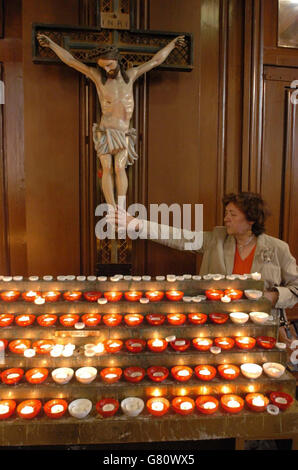 Une femme touche les pieds du Christ à la cathédrale Sainte-Marie Pro. Le pape Jean-Paul II est aujourd'hui proche de la mort alors qu'il reste gravement malade dans ses appartements du Vatican. La mauvaise santé du souverain pontife de 84 ans s'est encore aggravée, car il souffrait d'insuffisance rénale et d'essoufflement, a déclaré le Vatican. Banque D'Images