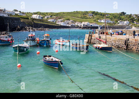 Bateaux de pêche dans le port de Coverack, Péninsule du Lézard, Cornwall, England, UK Banque D'Images