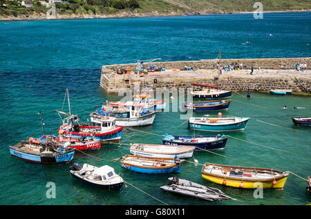 Bateaux de pêche dans le port de Coverack, Péninsule du Lézard, Cornwall, England, UK Banque D'Images