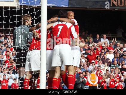 Soccer - FA Barclays Premiership - Arsenal / Norwich City - Highbury.Thierry Henry (à droite) d'Arsenal célèbre avec des coéquipiers après le but de Fredrik Ljungberg contre Norwich City Banque D'Images