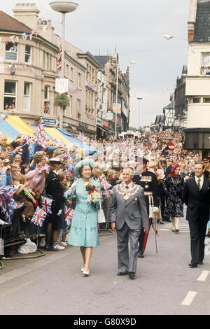 La reine Elizabeth II visite le Derbyshire lors de sa visite du Jubilé d'argent en Grande-Bretagne. Banque D'Images