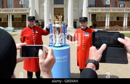 Les retraités de Chelsea se photographient avec le trophée Premier League au Royal Hospital Chelsea de Londres aujourd'hui qui leur a été prêté par les champions, Chelsea. ASSOCIATION DE PRESSE jeudi 28 2015 mai. Le crédit photo devrait se lire comme suit : Stefan Rousseau/PA Wire Banque D'Images