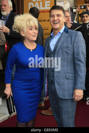 Barbara Windsor (à gauche) aux côtés de Scott Mitchell (à droite) assistant à la soirée de presse pour le spectacle d'un seul homme, Jim Dale, mettant en vedette la vedette Carry On, au Vaudeville Theatre, Londres. Banque D'Images