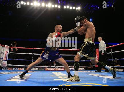 Kevin Mitchell (à gauche) en action avec Jorge Linares dans leur WBC World titre léger combat à l'O2 Arena, Londres. Banque D'Images