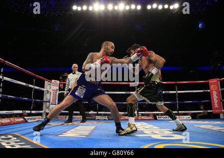 Kevin Mitchell (à gauche) en action avec Jorge Linares dans leur WBC World titre léger combat à l'O2 Arena, Londres. Banque D'Images