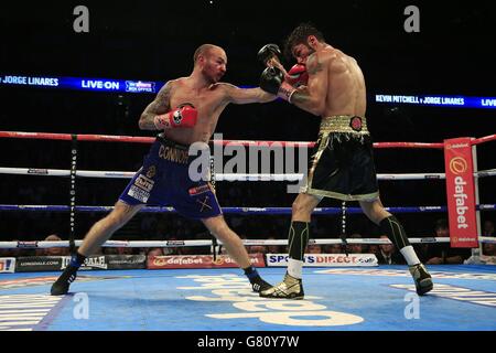 Kevin Mitchell (à gauche) en action avec Jorge Linares dans leur WBC World titre léger combat à l'O2 Arena, Londres. Banque D'Images