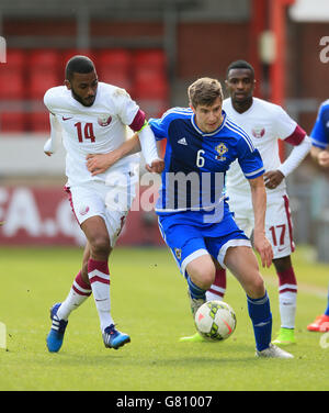 Football - International friendly - Irlande du Nord / Qatar - Gresty Road.Patrick McNair (à droite) en Irlande du Nord et Abdelaziz Hatem au Qatar se battent pour le ballon. Banque D'Images