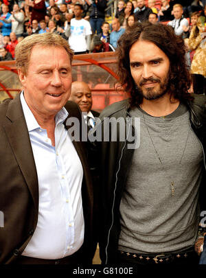 Harry Redknapp (à gauche) et Russell Brand au Leyton Orient football Club de Londres, où le match de charité contre le cancer de la prostate au Royaume-Uni d'Errol McKellar a été joué, à l'aide de prostate cancer au Royaume-Uni. Banque D'Images