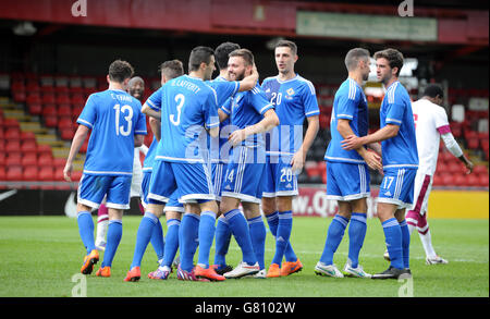 Stuart Dallas (au centre), en Irlande du Nord, célèbre le premier but de son équipe lors du match international à Gresty Road, Crewe. Banque D'Images