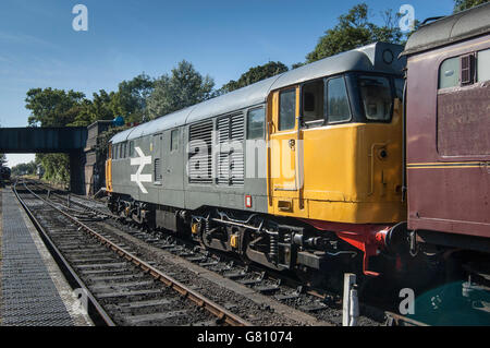 Diesel de la classe 31 se retire de Sheringham gare à la tête d'un train vintage Banque D'Images