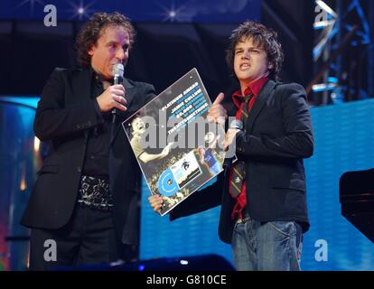 TMF Awards 2005 - Ahoy Stadium. Jamie Cullum reçoit le prix Platinum. Banque D'Images