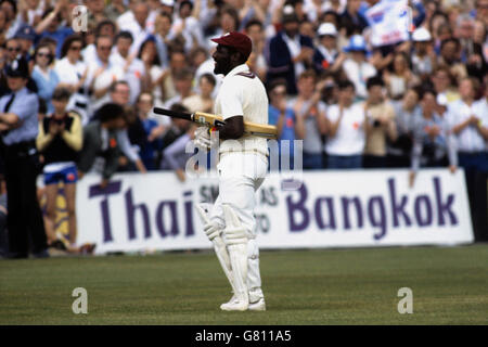 Viv Richards des Antilles reçoit une ovation debout de la part de la foule alors qu'il quitte le terrain à la fin des gains de son équipe, après avoir marqué un record de 189 pas dehors Banque D'Images