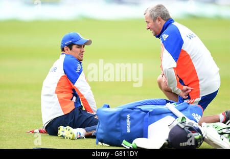 Le capitaine d'Angleterre Alastair Cook s'entretient avec Paul Farbrace avant le cinquième jour du deuxième test d'Investec à Headingley, à Leeds. Banque D'Images
