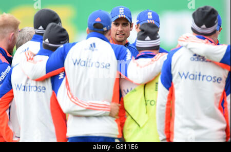 Le capitaine d'Angleterre Alastair Cook parle à ses joueurs avant le cinquième jour du deuxième test d'Investec à Headingley, Leeds. Banque D'Images