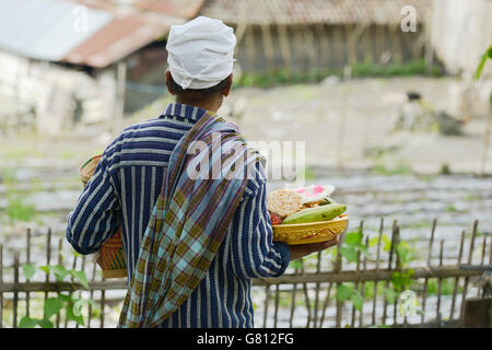 L'homme traditionnel balinais qui offre de temple hindou à Trunyan, Bali, Indonésie. Banque D'Images