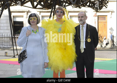 (l-r) Philippa Perry, Grayson Perry et Christopher le Brun assistent à la Royal Academy Summer Preview Party, à la Royal Academy of Arts de Londres Banque D'Images