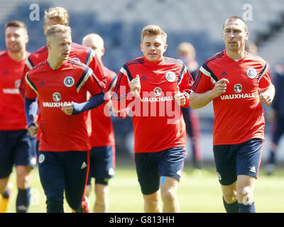 Leigh Griffiths, James Forrest et Scott Brown de l'Écosse (eft à droite) pendant la session de formation à Mar Hall, Bishopton. Banque D'Images