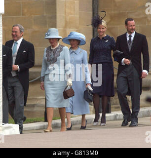 La duchesse de Gloucester (au centre) accompagne les Royals européens, dont le prince héritier et la princesse de Norvège (à l'arrière) à la chapelle Saint-Georges, château de Windsor pour la bénédiction du mariage du prince de Galles à la duchesse de Cornouailles. Banque D'Images