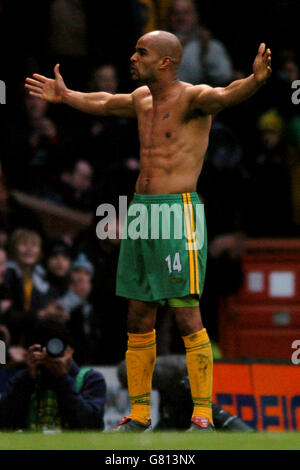 Football - FA Barclays Premiership - Norwich City / Manchester United - Carrow Road.Leon McKenzie, de Norwich City, célèbre son deuxième but contre Manchester United Banque D'Images