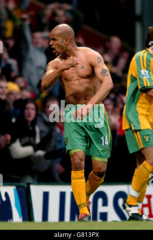 Leon McKenzie, de Norwich City, célèbre son deuxième but Banque D'Images