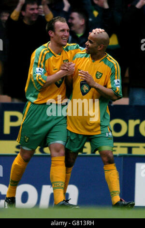 Le doyen Ashton de la ville de Norwich célèbre son premier but contre Manchester United avec Leon McKenzie Banque D'Images