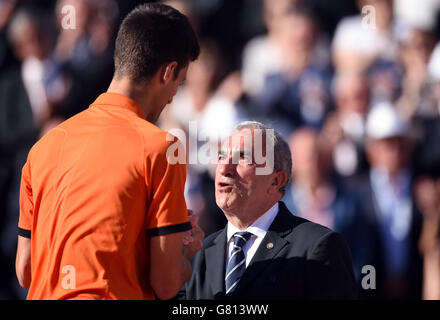 Novak Djokovic et le président de la Fédération française de tennis (FFT) Jean Gachassin le 15 e jour de l'Open de France à Roland Garros le 7 juin 2015 à Paris, France Banque D'Images