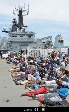 Les Marines royales du HMS bulwark aident à secourir les migrants bloqués sur un bateau, à trente miles au large de la côte libyenne. Banque D'Images