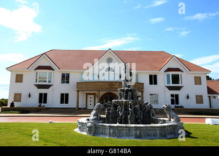 Une fontaine à l'extérieur du pavillon Trump Turnberry du parcours de golf de Donald Trump dans le sud de l'Ayrshire, après que M. Trump ait dévoilé une rénovation de plusieurs millions de livres. Banque D'Images