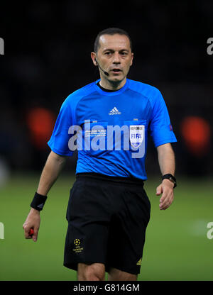 Football - Ligue des champions de l'UEFA - finale - Juventus / Barcelone - Olympiastadion.Cuneyt Cakir, arbitre de match Banque D'Images