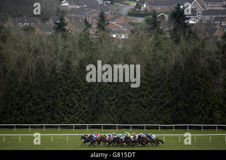 Courses hippiques - Greatwood Charity Raceday - Hippodrome de Newbury.Une vue générale des coureurs et des cavaliers dans le West Berkshire Racing Club 'Junior' Bumper Banque D'Images