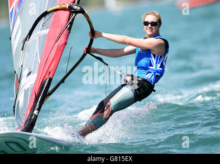 Isobel Hamilton, en Grande-Bretagne, dans la planche à voile féminine, lors de la première journée de la coupe du monde de voile de la FIAS à Weymouth. Banque D'Images