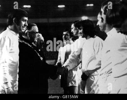 Le Lord Provost de Glasgow (deuxième l) tremble les mains avec les Rangers/Celtic Select XI's George Best (troisième r) alors que le capitaine John Greig (l) présente ses coéquipiers avant le match. Sandy Jardine (cinquième r), Billy McNeil (quatrième r), Bobby Charlton (deuxième r) et Terry Cooper (r) Banque D'Images