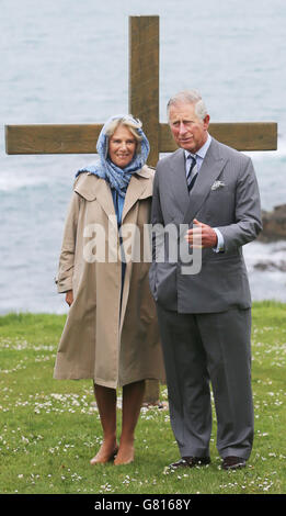 Le Prince de Galles et la duchesse de Cornouailles lors d'une visite au Centre Corrymeela à Ballycastle Co Antrim, le plus ancien centre de paix et de réconciliation d'Irlande du Nord. Banque D'Images