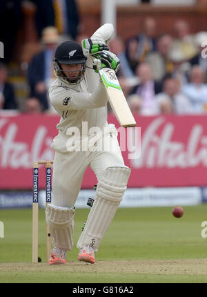 Martin Guptill, de Nouvelle-Zélande, se batte pendant la deuxième journée du premier match de test d'Investec au terrain de cricket de Lord, à Londres. Banque D'Images