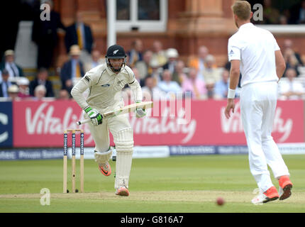 Martin Guptill, de Nouvelle-Zélande, se batte pendant la deuxième journée du premier match de test d'Investec au terrain de cricket de Lord, à Londres. Banque D'Images