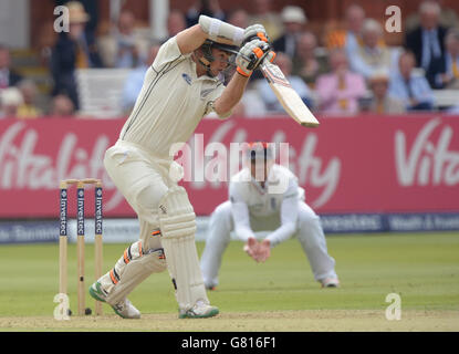 Les chauves-souris Tom Latham de Nouvelle-Zélande pendant la deuxième journée du premier match de test d'Investec au terrain de cricket de Lord, Londres. Banque D'Images