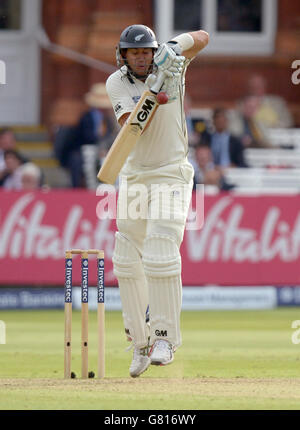 Ross Taylor, en Nouvelle-Zélande, se batte pendant la deuxième journée du premier match de test d'Investec au terrain de cricket de Lord, à Londres. Banque D'Images