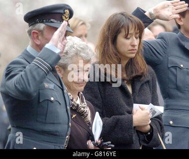 Les parents de Sq LDR Patrick Brian Marshall (L-R) Bruce et de Sadie Marrshe avec Fiancee Catherine Villareal [à l'extrême droite] se tiennent pendant les funérailles de leur fils Sq LDR Patrick Brian Marshall. Banque D'Images