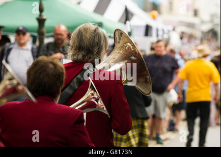 Les musiciens de la bande d'argent de Penzance marchant à la fête du Mazey Penzance, Cornwall Banque D'Images