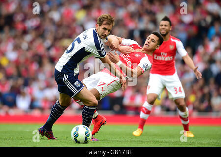 Alexis Sanchez d'Arsenal (à droite) et Craig Dawson de West Bromwich Albion (à gauche) se battent pour le match de la Barclays Premier League au stade Emirates, Londres. Banque D'Images