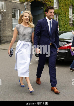 Lydia Bright et James argent, se rendent à l'église St Mary's à Bury St Edmunds, Suffolk, pour le mariage de l'ancienne actrice de la rue Coronation Michelle Keegan à la seule façon est la star d'Essex Mark Wright. Banque D'Images