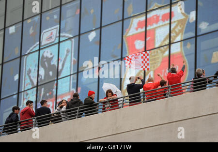 Les fans arrivent pour le match avant la finale de la première partie de la Sky Bet League au stade Wembley, à Londres. Banque D'Images