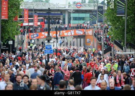 Les fans arrivent pour le match avant la finale de la première partie de la Sky Bet League au stade Wembley, à Londres. Banque D'Images