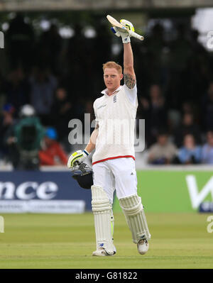 Ben Stokes, en Angleterre, célèbre après avoir atteint son siècle contre la Nouvelle-Zélande au cours du quatrième jour du premier match de test Investec à Lord's, Londres. Banque D'Images