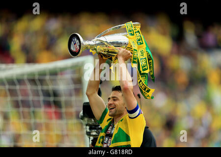 Football - Championnat Sky Bet - jouer - finale - Middlesbrough / Norwich City - Stade Wembley.Le capitaine Russell Martin de Norwich City célèbre la victoire et la promotion avec le trophée après le match Banque D'Images