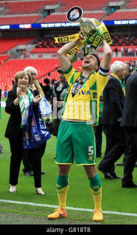 Russell Martin, de Norwich City, célèbre avec le trophée de fin de partie alors que l'actionnaire majoritaire Delia Smith regarde pendant la finale de fin de partie du championnat Sky Bet au stade Wembley, à Londres. Banque D'Images