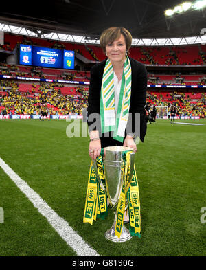 Football - Championnat Sky Bet - jouer - finale - Middlesbrough / Norwich City - Stade Wembley.Delia Smith, l'actionnaire majoritaire de Norwich City, et le Trophée de Playoff du championnat Sky Bet Banque D'Images
