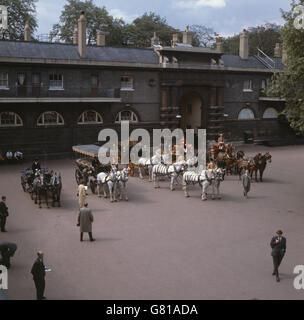 Les entraîneurs royaux, les chevaux, les postiliens et le coachman sont photographiés dans les Royal Mews, Buckingham Palace, Londres, quand les Mews ont été présentés à la presse. Banque D'Images