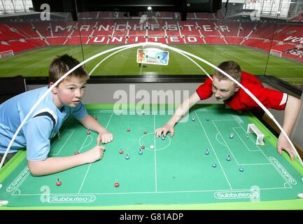 David James de Cwmbran, pays de Galles, joue Alan Smith de Dublin, Irlande, lors du lancement de la nouvelle version du match de football Subbuteo. Banque D'Images